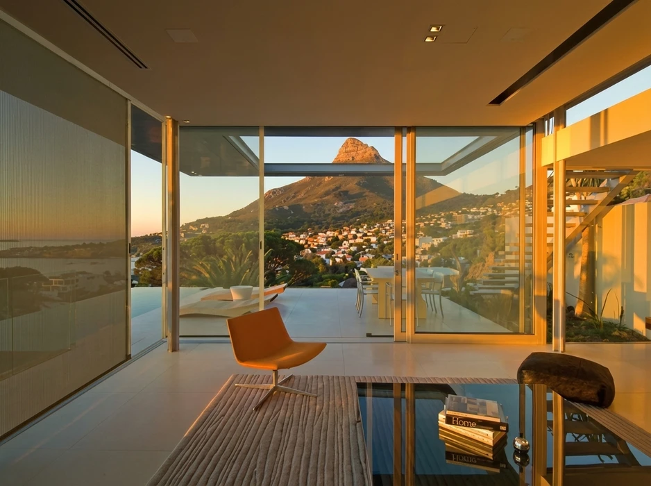 Intérieur moderne avec baies vitrées coulissantes panoramiques ouvrant sur une terrasse et Lion's Head, Cape Town