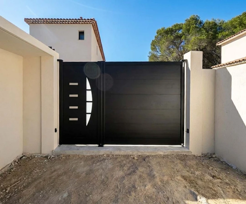 Portail coulissant aluminium laqué noir mat, design contemporain, installé entre deux piliers en enduit blanc