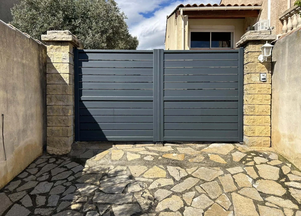 Portail double battant en aluminium laqué gris anthracite (RAL 7016), à lames horizontales occultantes