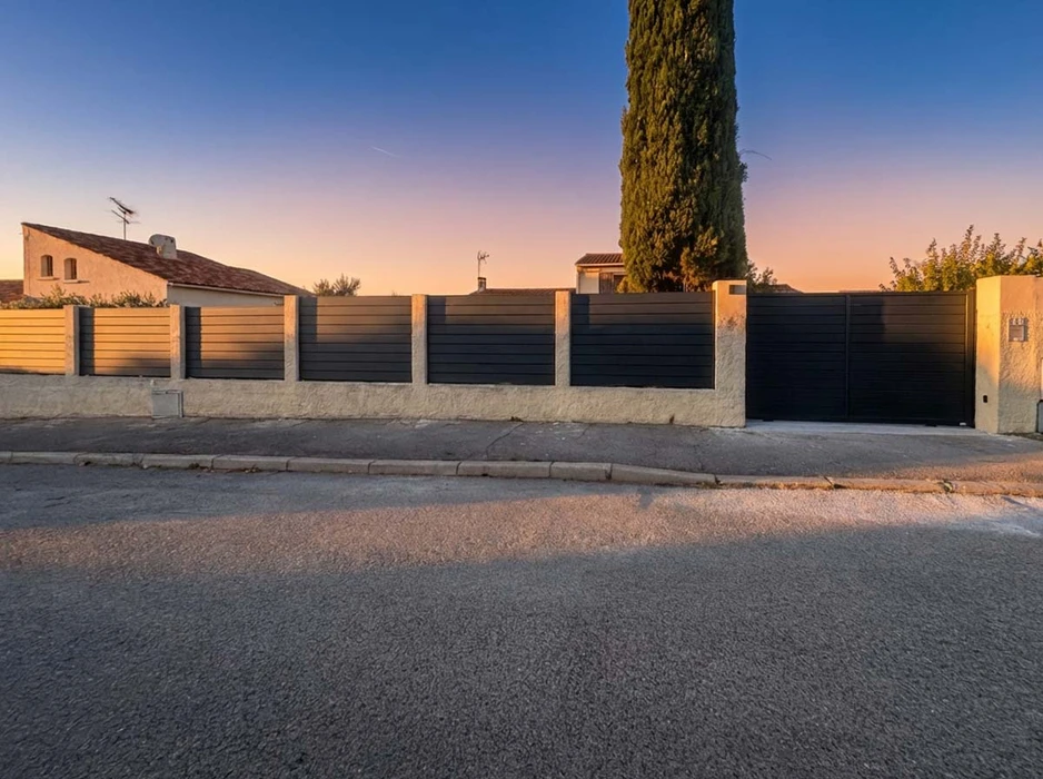 Portail piéton en aluminium laqué gris anthracite (RAL 7016), à lames horizontales jointives, encadré entre deux piliers en enduit beige