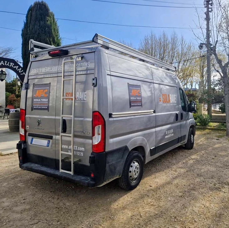 Ext&eacute;rieur r&eacute;sidentiel avec portail coulissant automatis&eacute; en cours d'ouverture