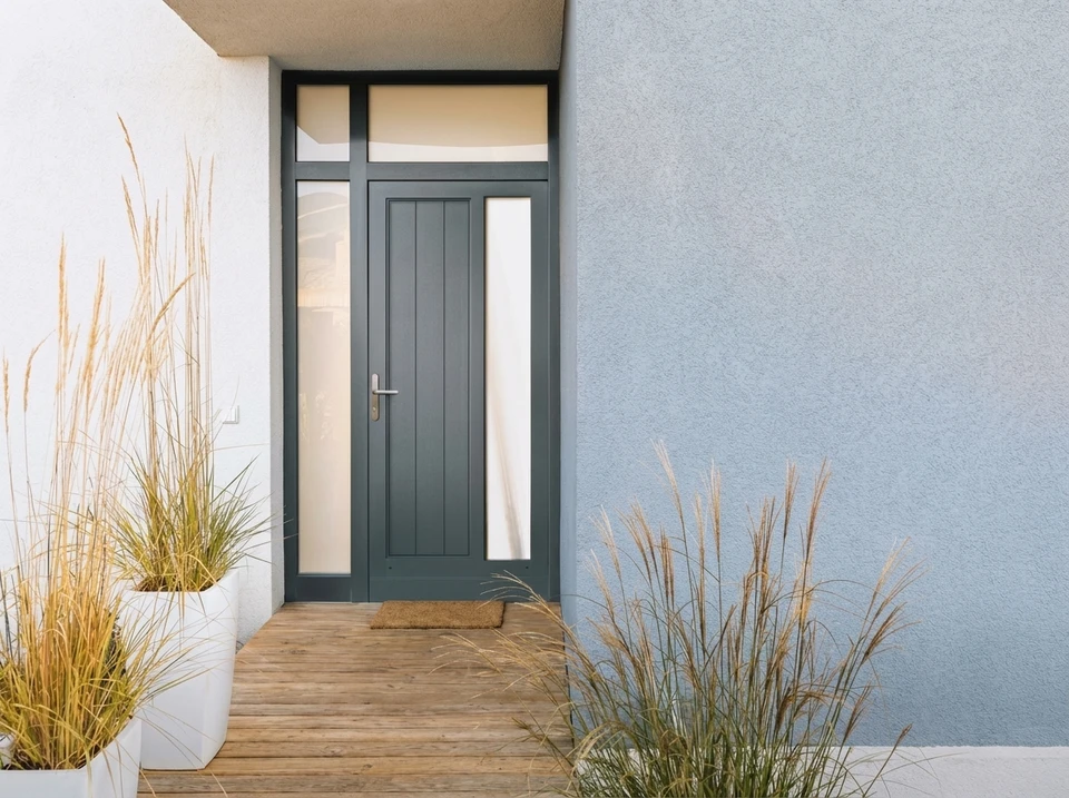 Portail double battant en aluminium gris anthracite (RAL 7016), à lames horizontales pleines avec insert décoratif ajouré en découpe laser, motif graphique abstrait façon mikado blanc, intégré en bandeau central sur chaque vantail