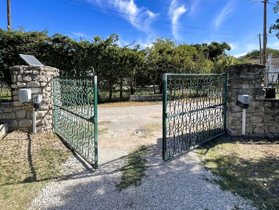 Portail battant double vantaux en aluminium laqué anthracite, à lames horizontales occultantes
