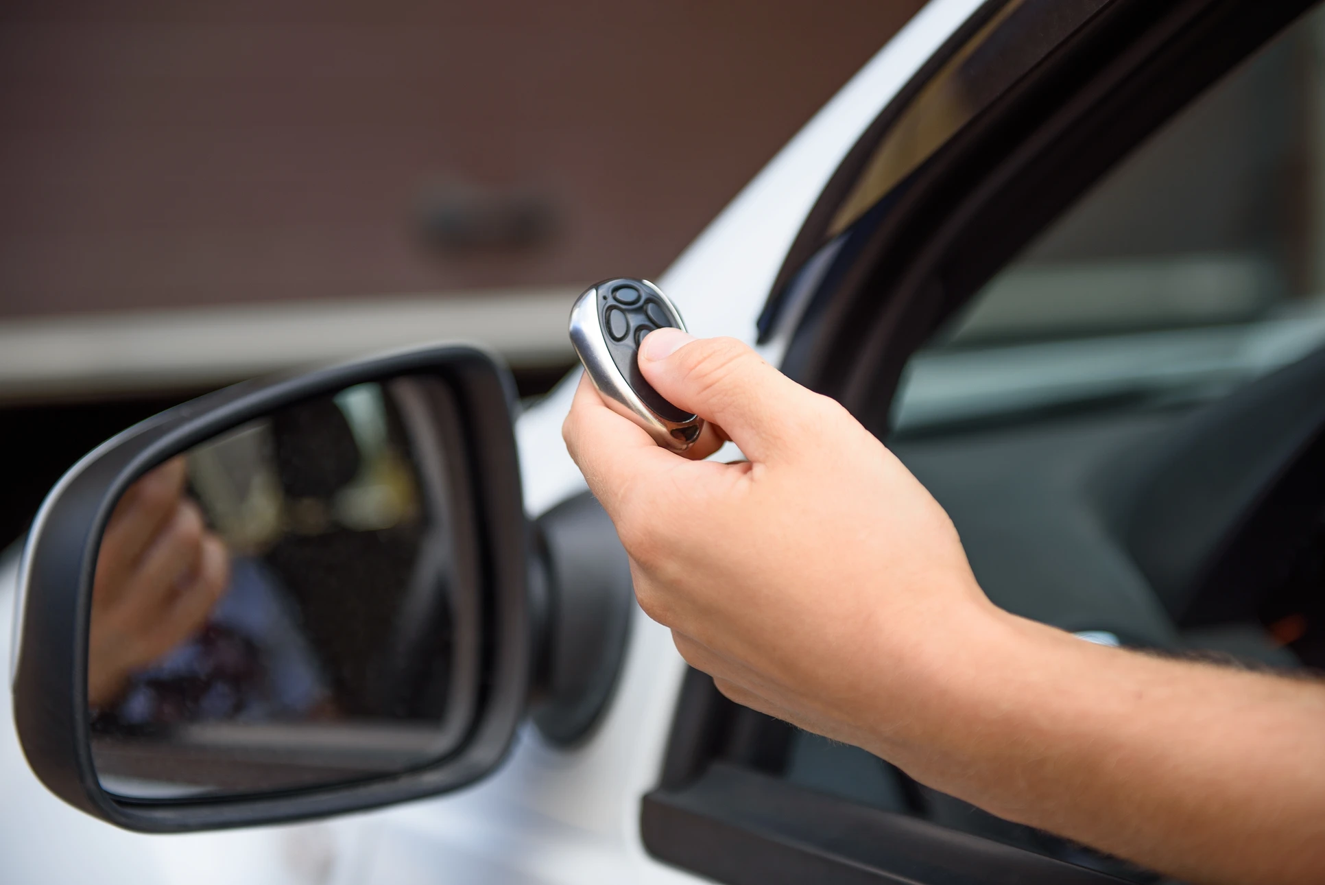 Extérieur résidentiel avec portail coulissant automatisé en cours d'ouverture