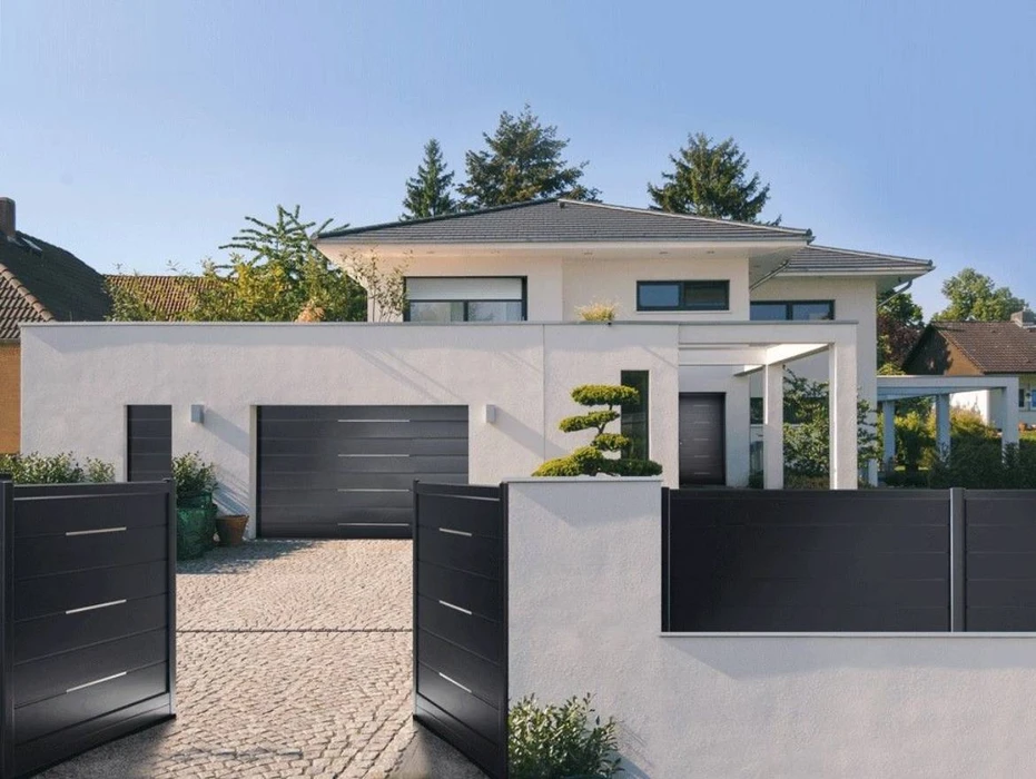 Portail piéton en aluminium laqué gris anthracite (RAL 7016), à lames horizontales jointives, encadré entre deux piliers en enduit beige