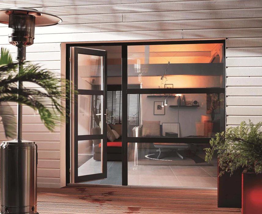 Vue aérienne d'une villa moderne avec pergola bioclimatique à lames orientables installée sur terrasse