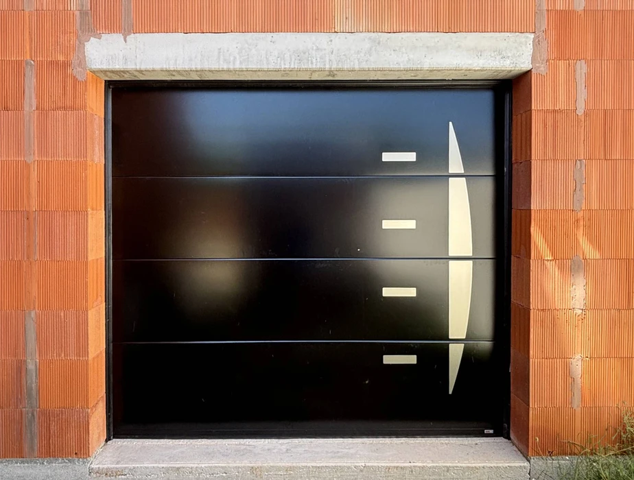 Portail double battant en aluminium gris anthracite (RAL 7016), à lames horizontales pleines avec insert décoratif ajouré en découpe laser, motif graphique abstrait façon mikado blanc, intégré en bandeau central sur chaque vantail